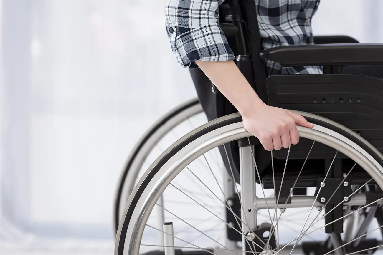 sclerosi_close-up-invalid-person-in-wheelchair